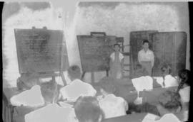 Pembukaan rumah sekolah SGB Persatuan Para Wali Murid Desa Bogo: Dalam kelas murid sedang belajar