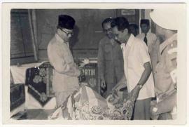Wakil Presiden menyaksikan mesin penggergajian kayu di Guyangan dan BMD Baron: Wapres menyaksikan...