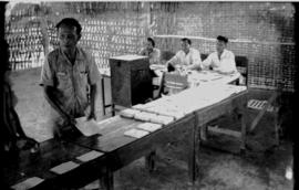 Pemilihan Umum DPR TPS IV Desa Ganung:  Ketua/anggota P3 S menghitung surat suara, dicocokan deng...