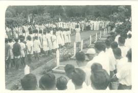 Peringatan Hari 10 November tahun 1955 di Alun-alun Nganjuk: Upacara penaburan bunga