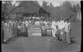 Perpisahan Camat Nganjuk: Foto bersama di muka rumah dinas Camat