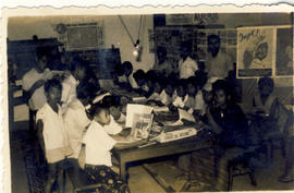 Suasana pengunjung Taman Bacaan Japen Kec. Nganjuk: Para pengunjung sedang asyik membaca