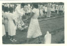 Peringatan Hari 10 November tahun 1955 di Alun-alun Nganjuk: Bupati meletakkan karangan bunga