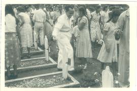 Peringatan Hari 10 November tahun 1955 di Alun-alun Nganjuk: Penaburan bunga