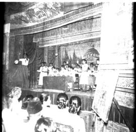 Rerepsi peringatan 1 Mei 1954 (Hari Kemenangan Buruh): Menyanyi lagu 1 Mei