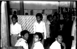 Pemungutan konstituante TPS II desa Bogo Kecamatan Nganjuk. Pemilih sedang berapa dibilik pemilihan